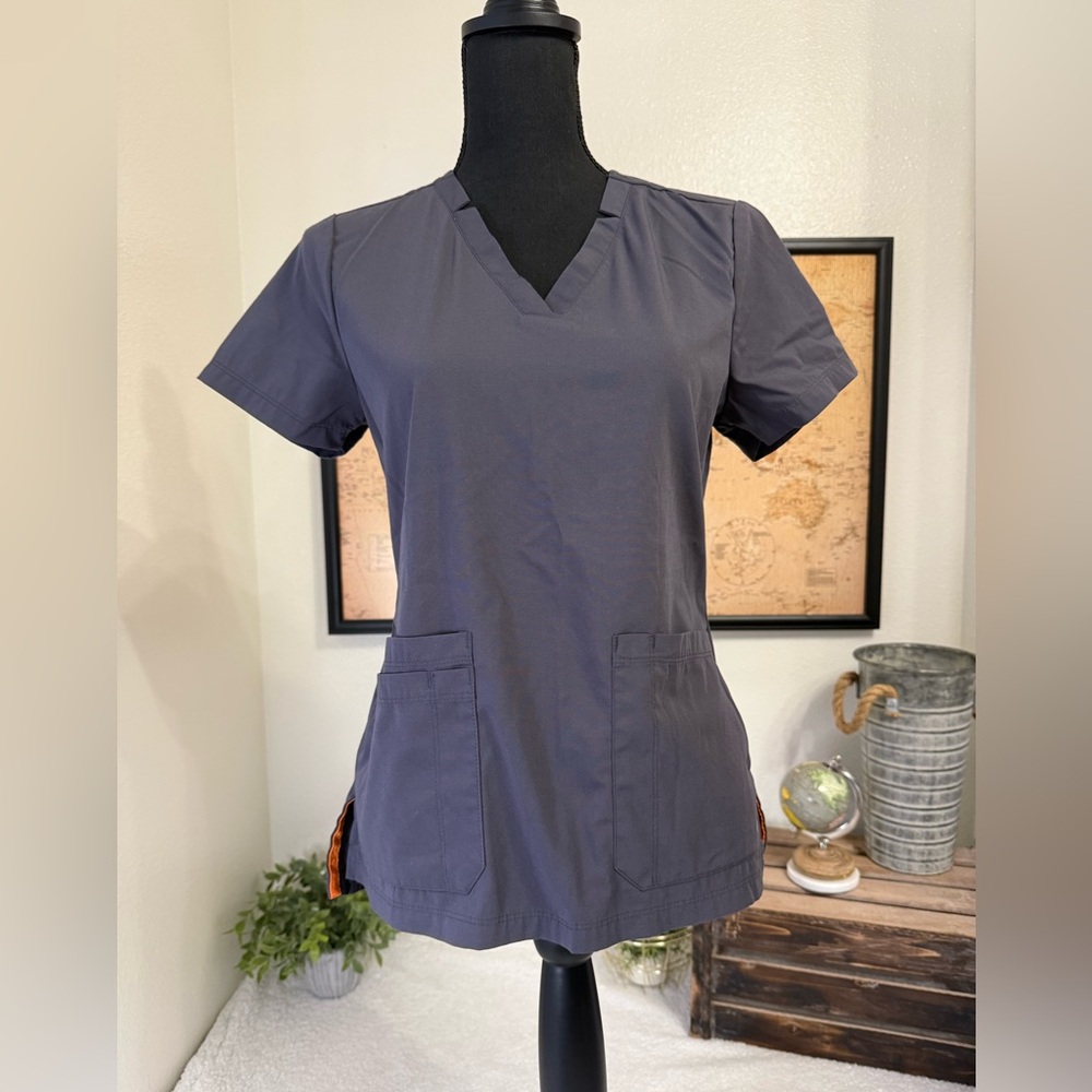 Motion by Barco scrub top XS